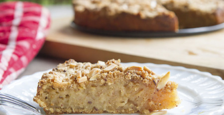 Bolo de Amêndoa com Pedaços de Maça